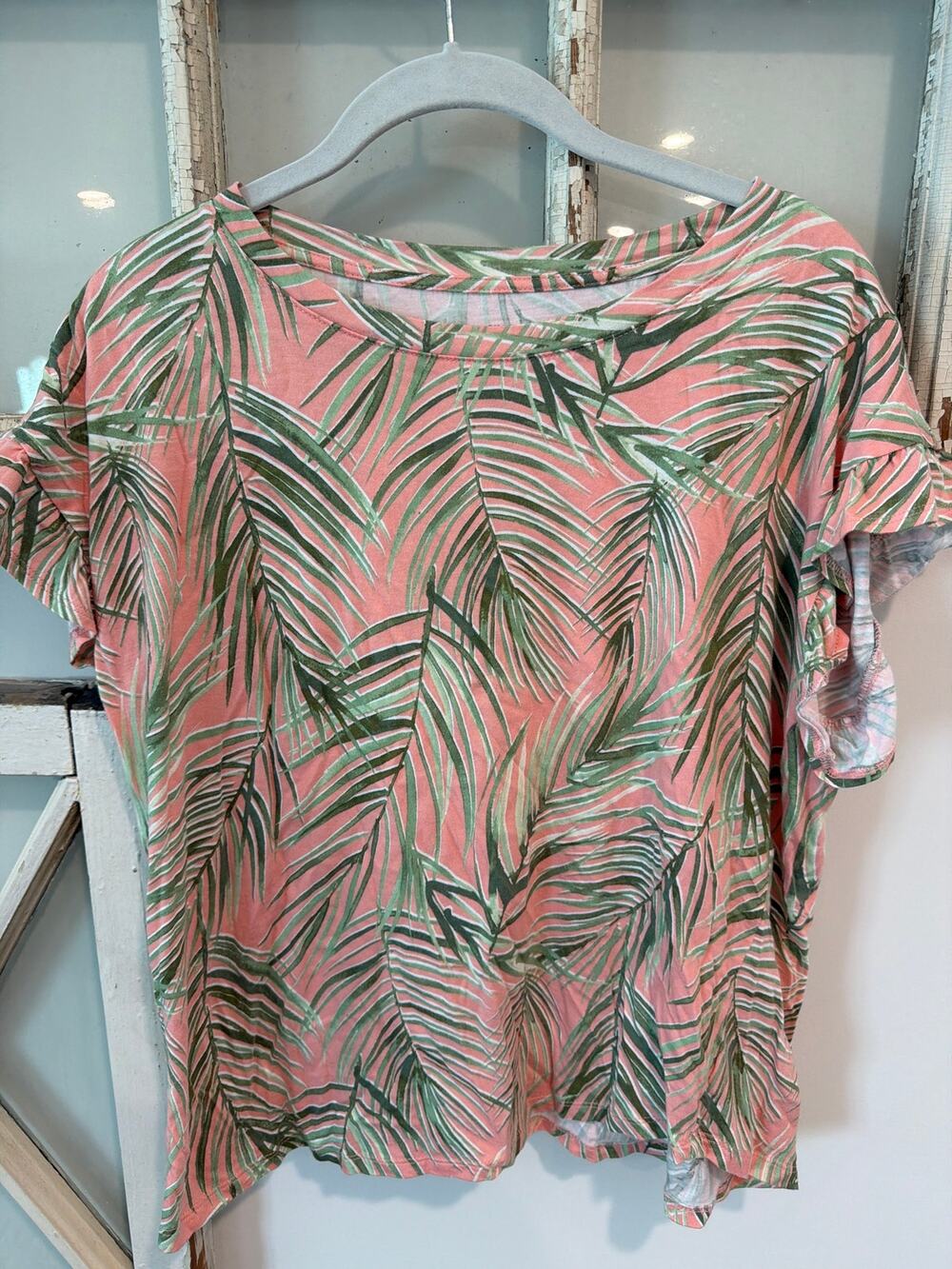 Crown & Ivy size medium palm leaves print top